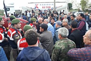 Korkun&ccedil; kazanın ardından vatandaşlar yol kapattı