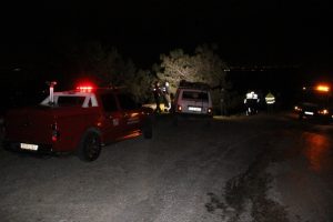 U&ccedil;uruma yuvarlanan otomobildeki 2 kişiyi ağa&ccedil; kurtardı