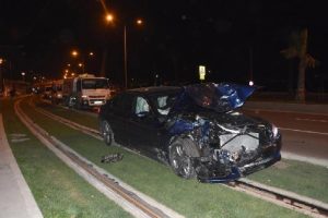 Ara&ccedil;lar tramvay durağına &ccedil;arparak durabildi!