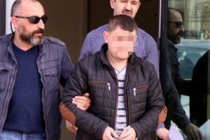 Tramvay sapığı! Kadınların ve kız &ccedil;ocuklarının fotoğraflarını...