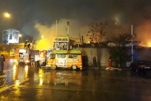 Oto sanayi sitesinde b&uuml;y&uuml;k yangın!