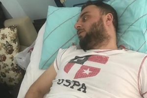 Hırsızlar peşlerine d&uuml;şen ev sahibini vurdu!