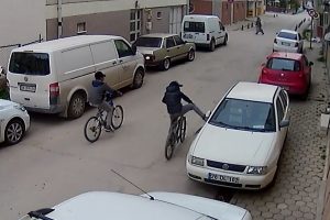 Park halindeki ara&ccedil;ların aynalarını tekmelediler!