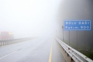 Bolu Dağı'nda g&ouml;r&uuml;ş mesafesi 20 metreye kadar d&uuml;şt&uuml;