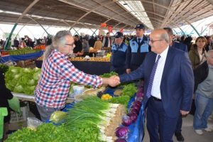 Bursa'nın İznik Belediye Başkanı Sargın'dan pazar ziyareti