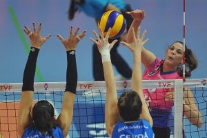 Voleybolda Bursa derbisinde galip gelen B&uuml;y&uuml;kşehir oldu