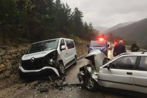 Bursa'da hasta nakil aracı kaza yaptı: 3 yaralı
