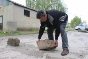 Arsasından ge&ccedil;en yolun kamulaştırılmasını istedi