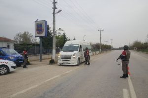 Bursa'da jandarmanın yol uygulamasında 27 g&ouml;zaltı