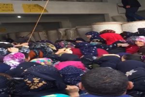 Kadınların izdihamında korku dolu anlar