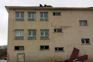 Van'da şiddetli r&uuml;zgar okulun &ccedil;atısını u&ccedil;urdu!