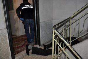 Yaşadığı binanın merdivenlerinde &ouml;l&uuml; bulundu