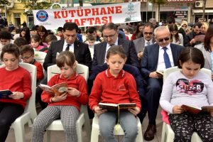 Bursa Mustafakemalpaşa'da meydanda kitap şenliği