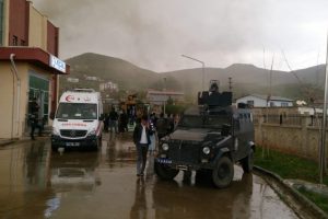 Diyarbakır'da g&uuml;venlik g&uuml;&ccedil;lerine hain saldırı!