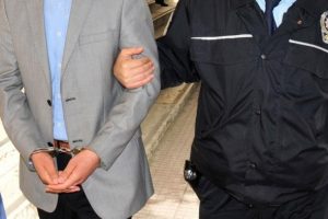 FET&Ouml; firarisi &ccedil;ift yurt dışına ka&ccedil;arken yakalandı