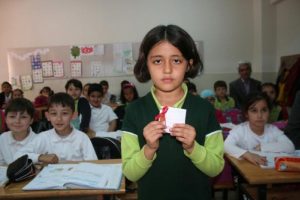 Minik Ahsen, &ouml;d&uuml;l&uuml;n&uuml; Mehmet&ccedil;ik Vakfı'na bağışladı