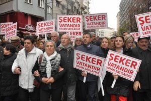 Şeker fabrikaları i&ccedil;in yağmur altında y&uuml;r&uuml;d&uuml;ler