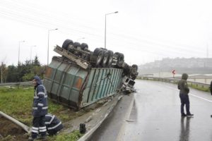 Kocaeli'de kamyonda sıkışan şof&ouml;r&uuml;, itfaiye kurtardı