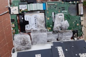 Laptop i&ccedil;erisine gizlenmiş esrar ele ge&ccedil;irildi