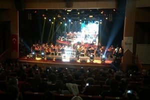 Kayahan i&ccedil;in sahneye &ccedil;ıktılar