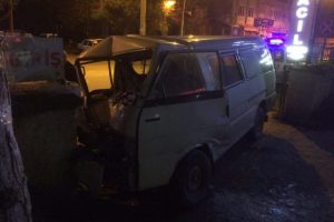 Bursa'da hastanenin acil giriş duvarına &ccedil;arptı