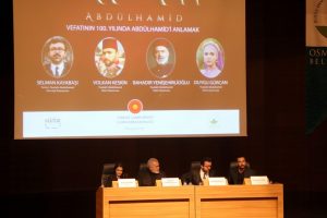 "Payitaht Abd&uuml;lhamid" dizisinin oyuncuları Bursa'da s&ouml;yleşiye katıldı