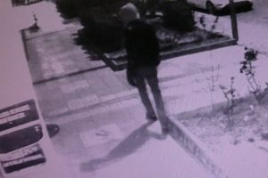 Giydiği kap&uuml;şonlu ceket hırsızı ele verdi