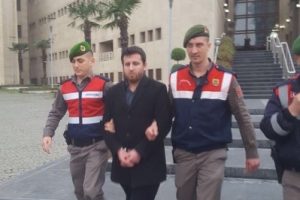 Bursa'da FET&Ouml;'den aranan y&ouml;netici liseli 2 genci taciz ederken yakalandı