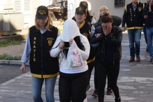 Adana'da fuhuşa zorladığı eşine &ccedil;ocuk yasağı da koymuş!
