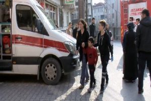 Yangın &ccedil;ıkan evden 2 &ccedil;ocuk korkuluklar s&ouml;k&uuml;lerek kurtarıldı!