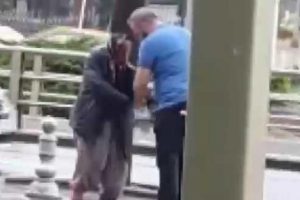Sosyal medya bu adamı konuşuyor! Yaşlı kadına montunu verdi