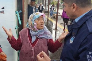 Alkol alıp dilenen yaşlı kadın hakaretler yağdırdı