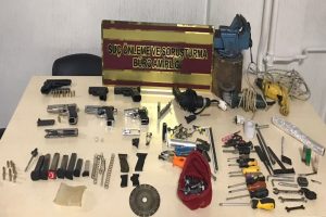 Evde yapılan aramada silah at&ouml;lyesi ortaya &ccedil;ıktı