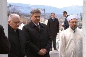 Başbakan Yıldırım Kova&ccedil;i Şehitliği'ni ziyaret etti