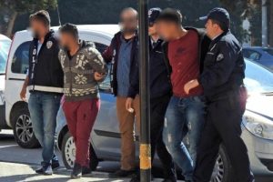 İzmir'de &ccedil;ocuklara uyuşturucu satan ş&uuml;pheliler yakalandı