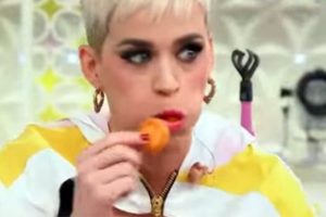 Katy Perry tavuk yerken boğuluyordu!