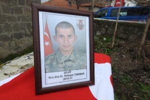 Şehit S&ouml;zleşmeli Er, g&ouml;zyaşlarıyla son yolculuğuna uğurlandı