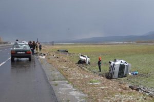 4 ara&ccedil; şarampole yuvarlandı, başkan yaralandı!