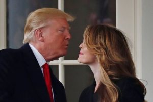 Trump'ın 'veda &ouml;p&uuml;c&uuml;ğ&uuml;' ABD basınına damga vurdu