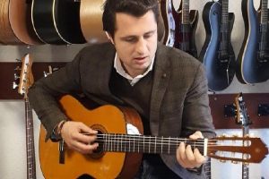 Siyasetin stresini gitar &ccedil;alarak atıyor