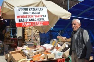 Kuru yemiş&ccedil;i, kazandığı gelirini Mehmet&ccedil;ik Vakfı'na bağışladı