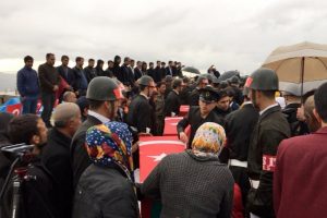 Şehit korucunun eşinden K&uuml;rt&ccedil;e ağıt: "Şehitler &ouml;lmez"