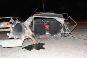 İkiye b&ouml;l&uuml;nen otomobilden sağ &ccedil;ıktılar