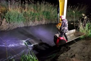 Nehre d&uuml;şen otomobilin tavanına &ccedil;ıkarak kurtuldu