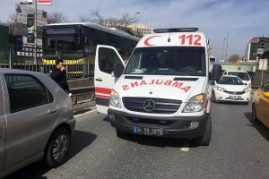 Erkek arkadaşına kızdı, ara&ccedil;tan atladı