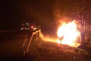 Bursa'da kaza yapan ara&ccedil; alev alev yandı: 2 yaralı