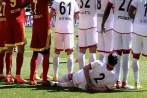 S&uuml;per Lig ma&ccedil;ında ilgin&ccedil; an! Gol&uuml; engellemek i&ccedil;in...