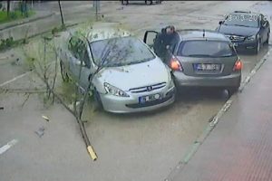 Bursa'da &ccedil;arptığı otomobilde 1 kişi yaralanan s&uuml;r&uuml;c&uuml;, d&uuml;şen plakayı alıp ka&ccedil;tı