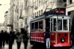 Bu da dilenci ter&ouml;r&uuml;! 12 yaşındaki kız tramvaydan itildi