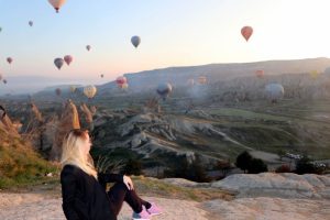 Turistler g&uuml;n doğumunu balonda karşıladı